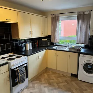 Quiet, Sleeps 12, 2 Bathrooms, Lots Of Parking, Kia 2 Nottingham